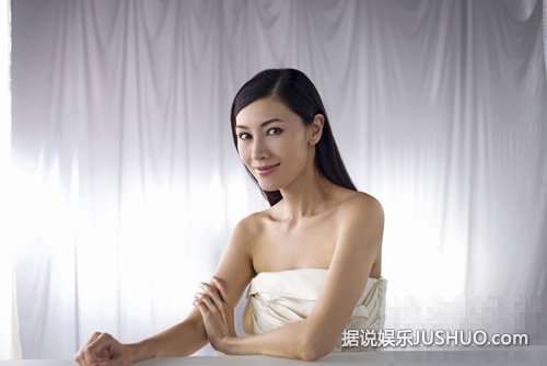 李嘉欣着透视长礼服拍广告片 大秀完美身材