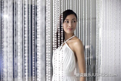 李嘉欣着透视长礼服拍广告片 大秀完美身材