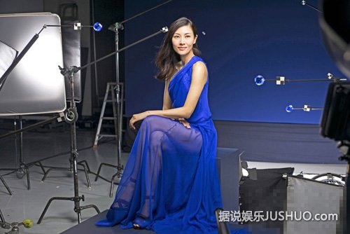 李嘉欣着透视长礼服拍广告片 大秀完美身材