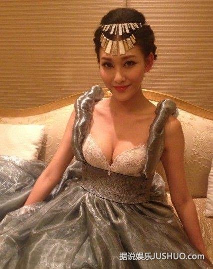 香港女星李彩桦秀事业线内衣崩开 尺度惊人 香港女星李彩桦秀事业线内衣崩开 尺度惊人