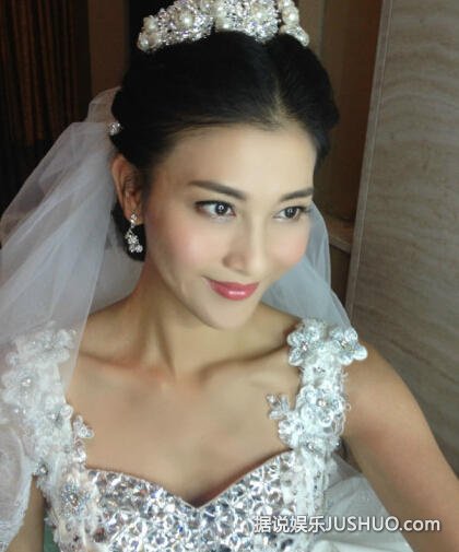 香港女星李彩桦秀事业线内衣崩开 尺度惊人 香港女星李彩桦秀事业线内衣崩开 尺度惊人