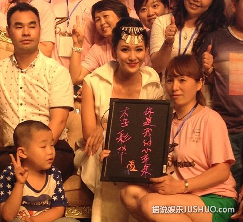 香港女星李彩桦秀事业线内衣崩开 尺度惊人 香港女星李彩桦秀事业线内衣崩开 尺度惊人