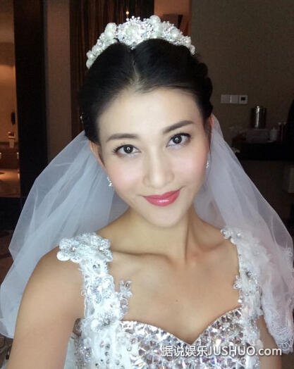 香港女星李彩桦秀事业线内衣崩开 尺度惊人 香港女星李彩桦秀事业线内衣崩开 尺度惊人