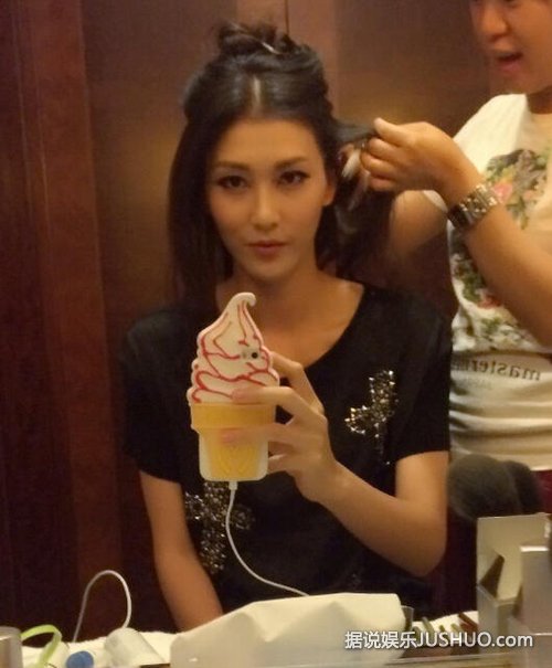 香港女星李彩桦秀事业线内衣崩开 尺度惊人 香港女星李彩桦秀事业线内衣崩开 尺度惊人