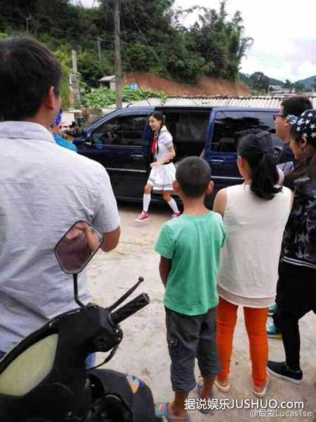 张柏芝清纯学生妹造型现身 “喜剧之王”经典再现