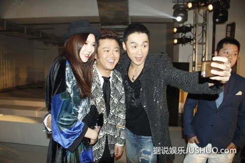 周韦彤短裙长靴不慎走光 爱戴肉色裙秀半球口味重 周韦彤短裙长靴不慎走光 爱戴肉色裙秀半球口味重