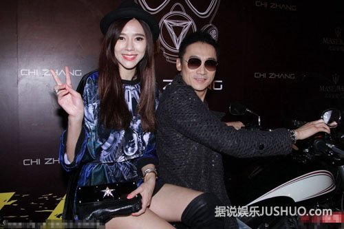 周韦彤短裙长靴不慎走光 爱戴肉色裙秀半球口味重 周韦彤短裙长靴不慎走光 爱戴肉色裙秀半球口味重