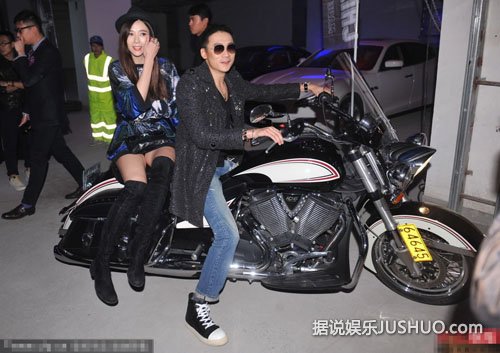 周韦彤短裙长靴不慎走光 爱戴肉色裙秀半球口味重 周韦彤短裙长靴不慎走光 爱戴肉色裙秀半球口味重