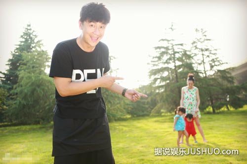 陈浩民儿子满周岁曝全家福 娇妻大肚抢镜