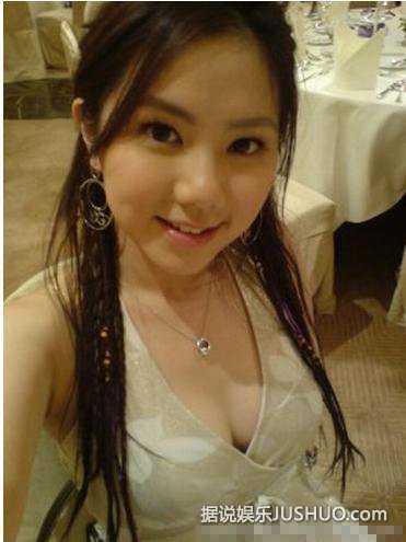 邓紫棋着超短裙频露底被讽“腿粗” 否认开车打电话 邓紫棋着超短裙频露底被讽“腿粗” 否认开车打电话