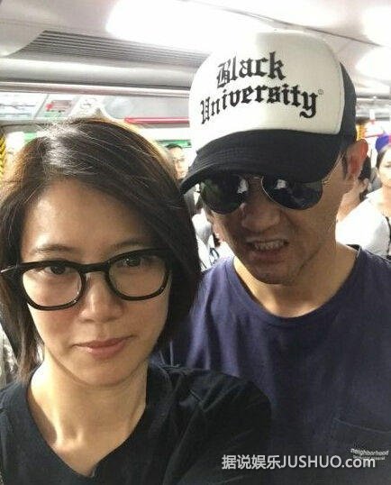张智霖袁咏仪乘地铁出行 双双晒照秀恩爱
