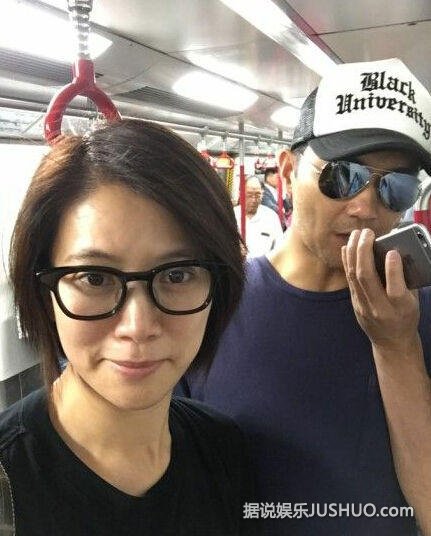 张智霖袁咏仪乘地铁出行 双双晒照秀恩爱