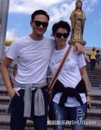 张智霖袁咏仪乘地铁出行 双双晒照秀恩爱