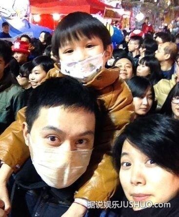 张智霖袁咏仪乘地铁出行 双双晒照秀恩爱