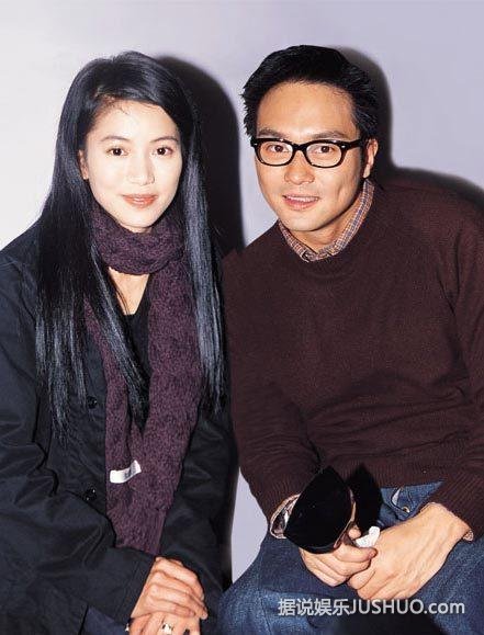 张智霖袁咏仪乘地铁出行 双双晒照秀恩爱