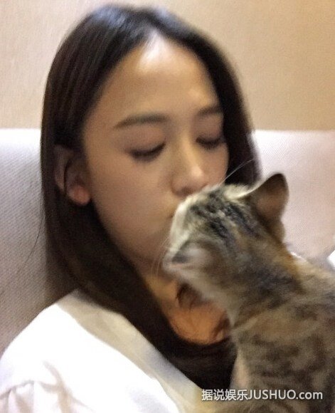 陈乔恩被猫咪“强吻” 网友：放开那只猫