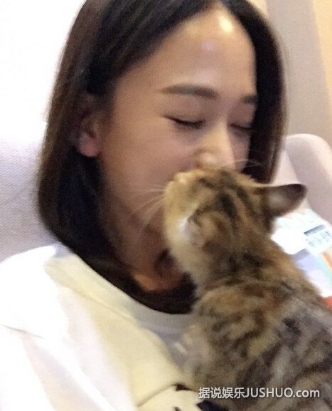 陈乔恩被猫咪“强吻” 网友：放开那只猫