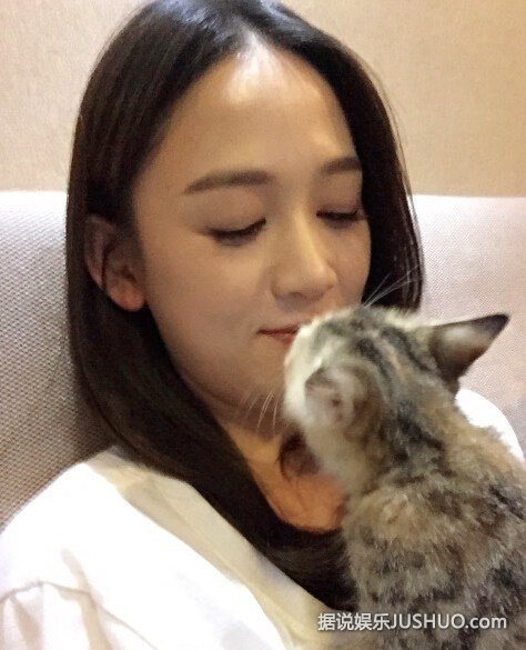 陈乔恩被猫咪“强吻” 网友：放开那只猫