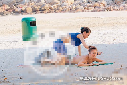 女星夏尉喻海边自脱泳衣裸上身引群男围观(图) 女星夏尉喻海边自脱泳衣裸上身引群男围观(图)