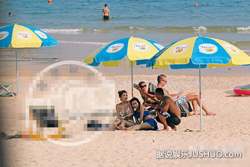 女星夏尉喻海边自脱泳衣裸上身引群男围观(图) 女星夏尉喻海边自脱泳衣裸上身引群男围观(图)