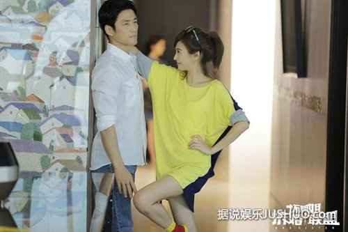 钟丽缇新片床戏照曝光 穿内衣扑倒池珍熙 钟丽缇新片床戏照曝光 穿内衣扑倒池珍熙