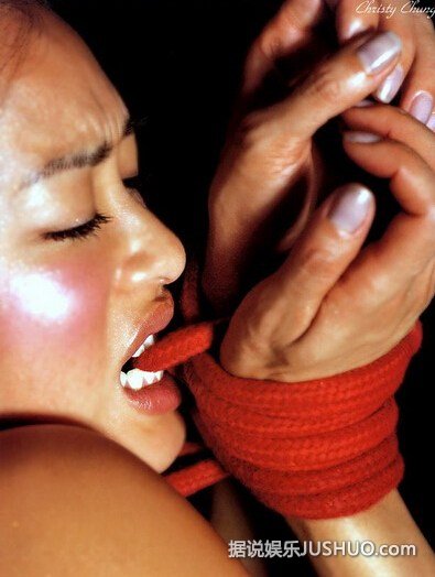 钟丽缇新片床戏照曝光 穿内衣扑倒池珍熙 钟丽缇新片床戏照曝光 穿内衣扑倒池珍熙