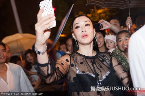 钟丽缇新片床戏照曝光 穿内衣扑倒池珍熙 钟丽缇新片床戏照曝光 穿内衣扑倒池珍熙