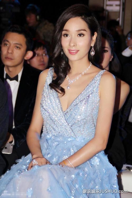 杨恭如粉蓝色礼服优雅 获封年度公益明星