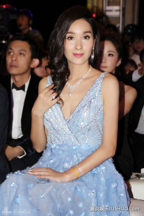 杨恭如粉蓝色礼服优雅 获封年度公益明星