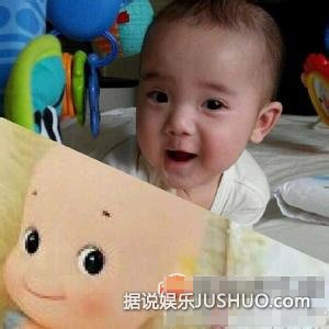 梁静茹儿子超萌睡姿 抱爸爸手睡觉很安心