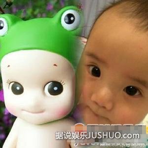 梁静茹儿子超萌睡姿 抱爸爸手睡觉很安心