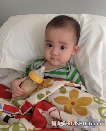 梁静茹儿子超萌睡姿 抱爸爸手睡觉很安心