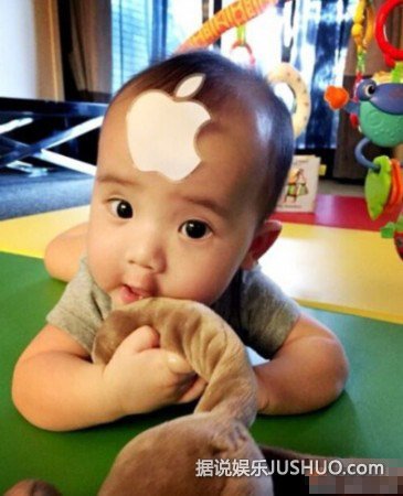 梁静茹儿子超萌睡姿 抱爸爸手睡觉很安心