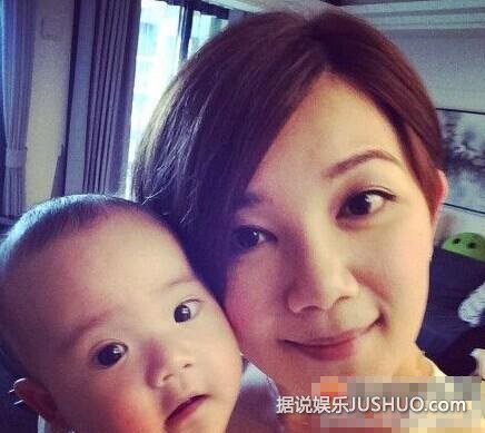 梁静茹儿子超萌睡姿 抱爸爸手睡觉很安心