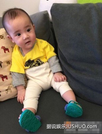 梁静茹儿子超萌睡姿 抱爸爸手睡觉很安心