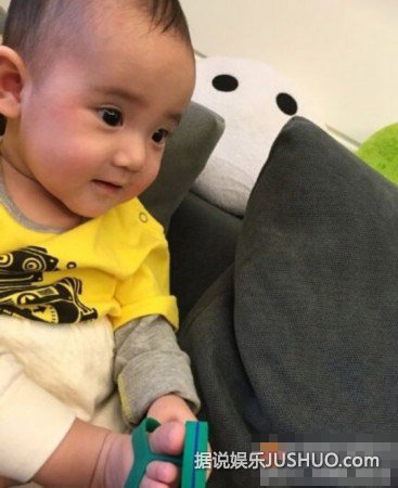 梁静茹儿子超萌睡姿 抱爸爸手睡觉很安心