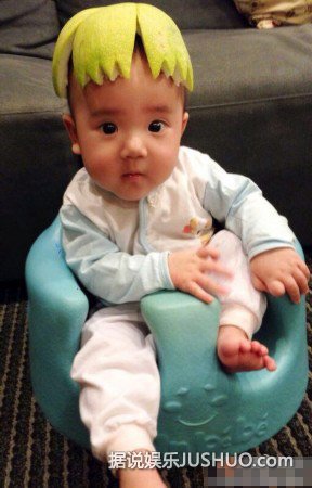 梁静茹儿子超萌睡姿 抱爸爸手睡觉很安心