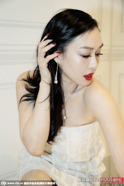 钟丽缇不畏严寒清凉性感亮相 红唇美肌秀长腿