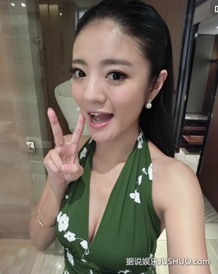 安以轩晒“史上最大尺度”照片 穿比基尼秀大长腿