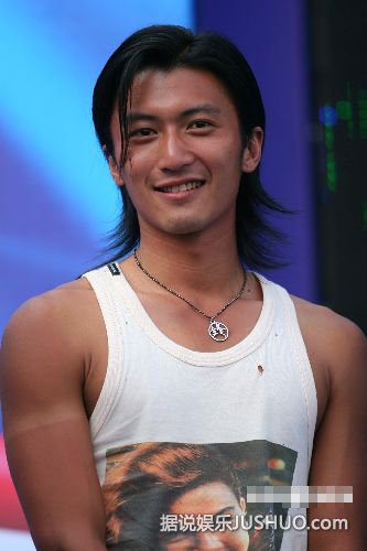 谢霆锋拜祭风水大师 疑还愿锋菲复合预言