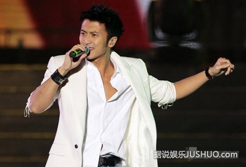 谢霆锋拜祭风水大师 疑还愿锋菲复合预言