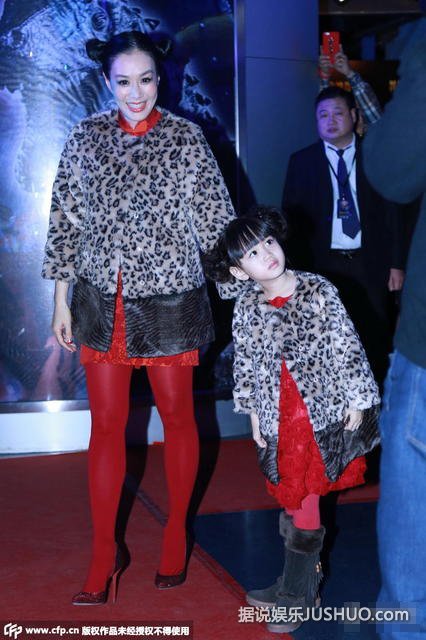 钟丽缇与女儿穿豹纹亲子装 展豪放“辣妈范”