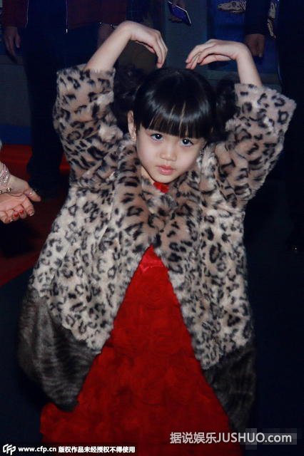 钟丽缇与女儿穿豹纹亲子装 展豪放“辣妈范”