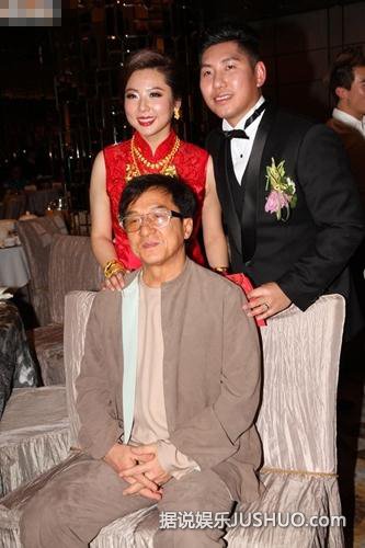 元彪风光嫁女儿泪洒婚宴 张学友成龙等“大哥”齐道贺