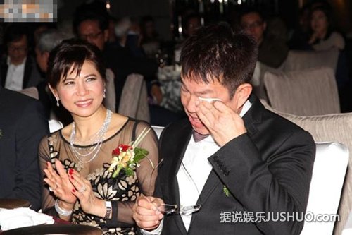 元彪风光嫁女儿泪洒婚宴 张学友成龙等“大哥”齐道贺