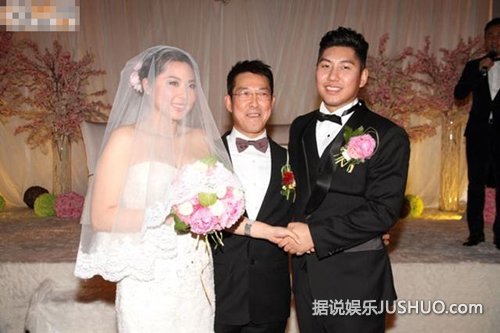 元彪风光嫁女儿泪洒婚宴 张学友成龙等“大哥”齐道贺