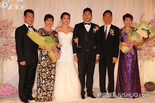 元彪风光嫁女儿泪洒婚宴 张学友成龙等“大哥”齐道贺