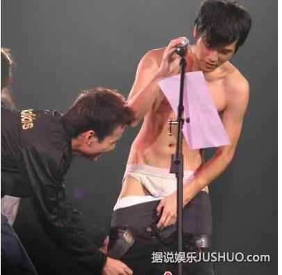 陈奕迅梁咏琪周杰伦 当众裤子滑落露屁屁的大明星 陈奕迅梁咏琪周杰伦 当众裤子滑落露屁屁的大明星