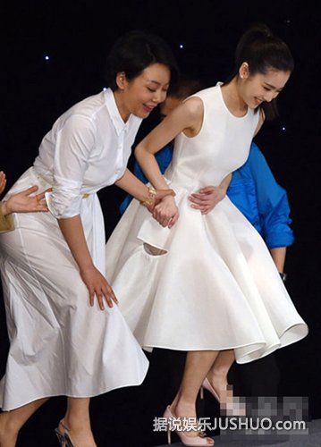 谋女郎张慧雯裙子侧开露底 短裙露底“春光乍泄”的女星 谋女郎张慧雯裙子侧开露底 短裙露底“春光乍泄”的女星