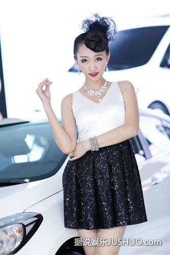 北京车展车模身材PK 长腿细腰谁最美